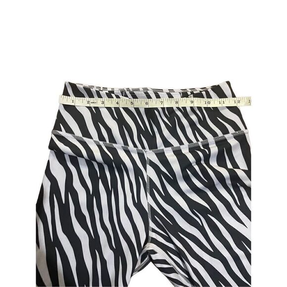 The Nike One Tight Fit Mid Rise zebra animal print leggings 7/8 length S - Picture 4 of 9